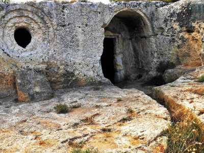 E' una particolare struttura tufacea caratterizzata da un foro circondato da una serie di cerchi concentrici che un po� ricordano le onde sollevate da un sasso quando cade nell�acqua 
